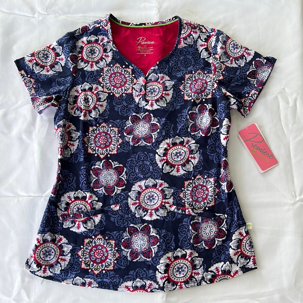 Women’s Healing Hands scrub top size small
